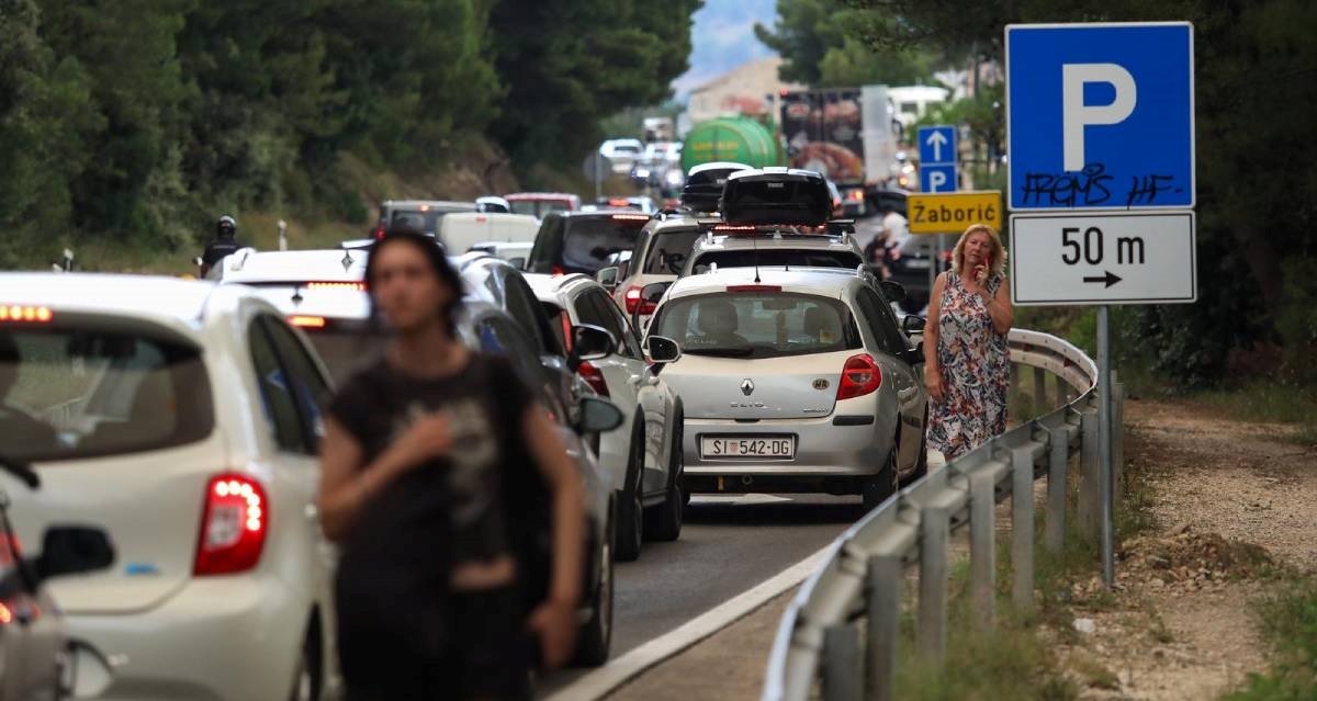 FOTO Zbog velikog požara prometni kolaps na cesti od Šibenika do Splita
