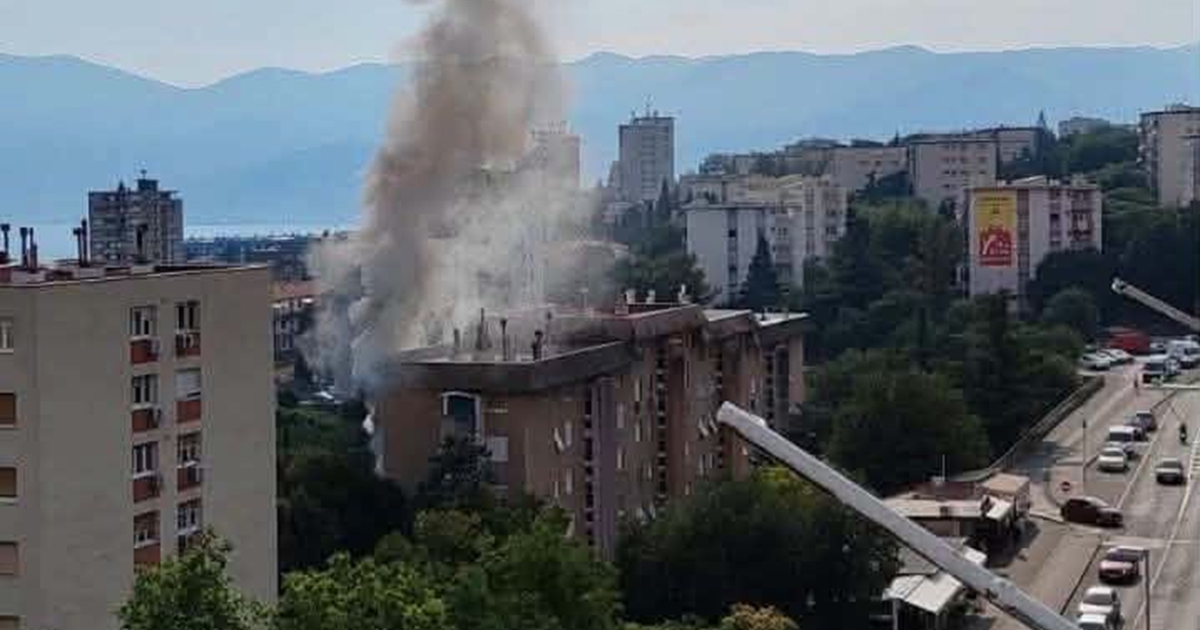 Stan u Rijeci izgorio zbog kvara na klimi. Poginula žena