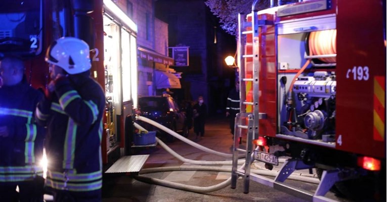 Požar u Trogiru: Jedna osoba poginula, žena završila u bolnici, život joj je ugrožen