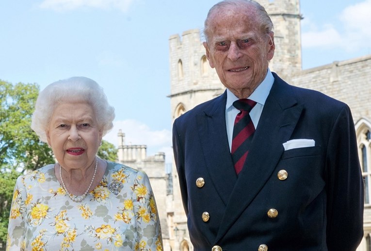 Objavljena fotografija kraljice i princa Filipa, fanovi uočili čudan detalj na njoj