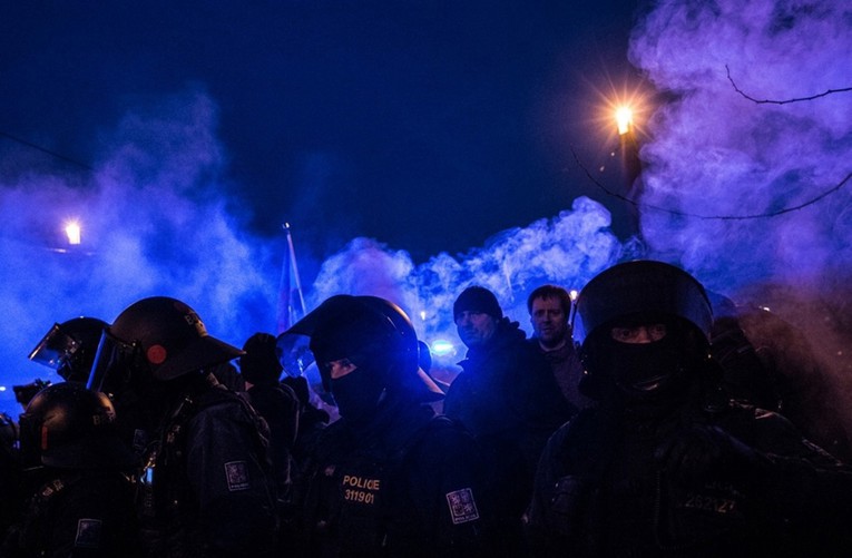 Tisuće na ulicama Praga zbog pobačaja, policija intervenirala
