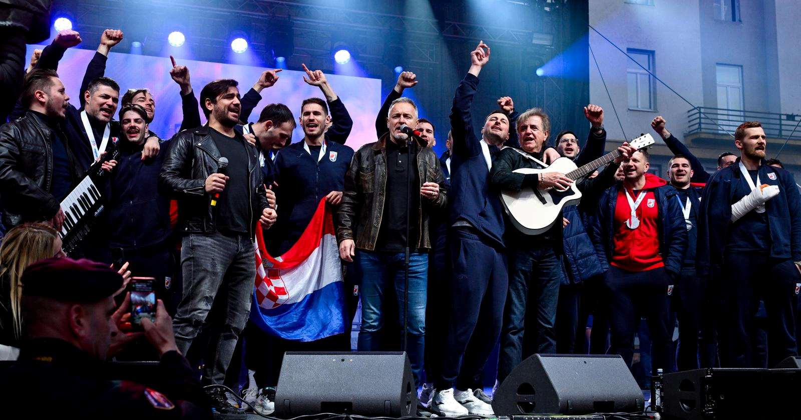 ANKETA Je li Tomašević trebao dopustiti nastup Thompsona na dočeku rukometaša?