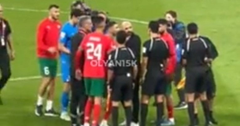 Marokanci poludjeli na suca nakon utakmice. Okružili su ga i vrijeđali