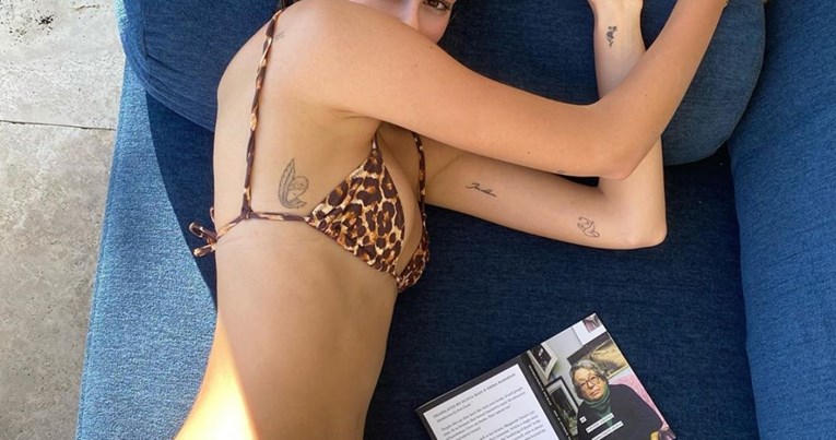 Nije mogla čekati: Slavna manekenka se sama tetovirala kod kuće