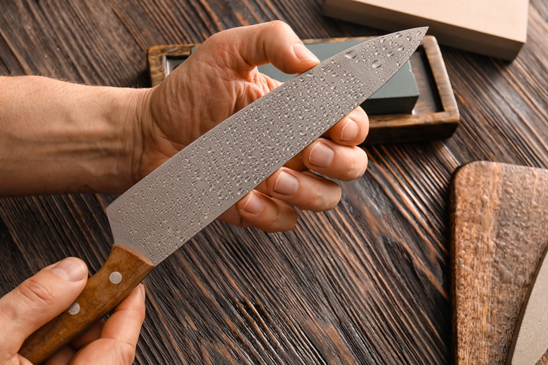 Kuhinjske noževe možete naoštriti i bez oštrila - i već to imate kod kuće
