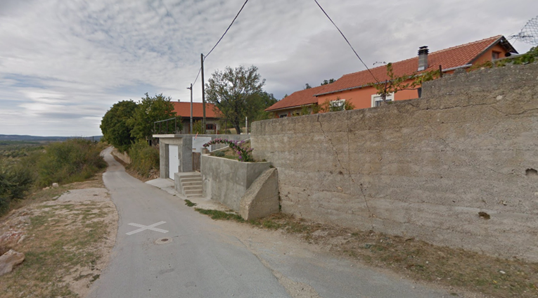 Muškarac (75) kod Šibenika pokušao ubiti drugog trimerom za travu