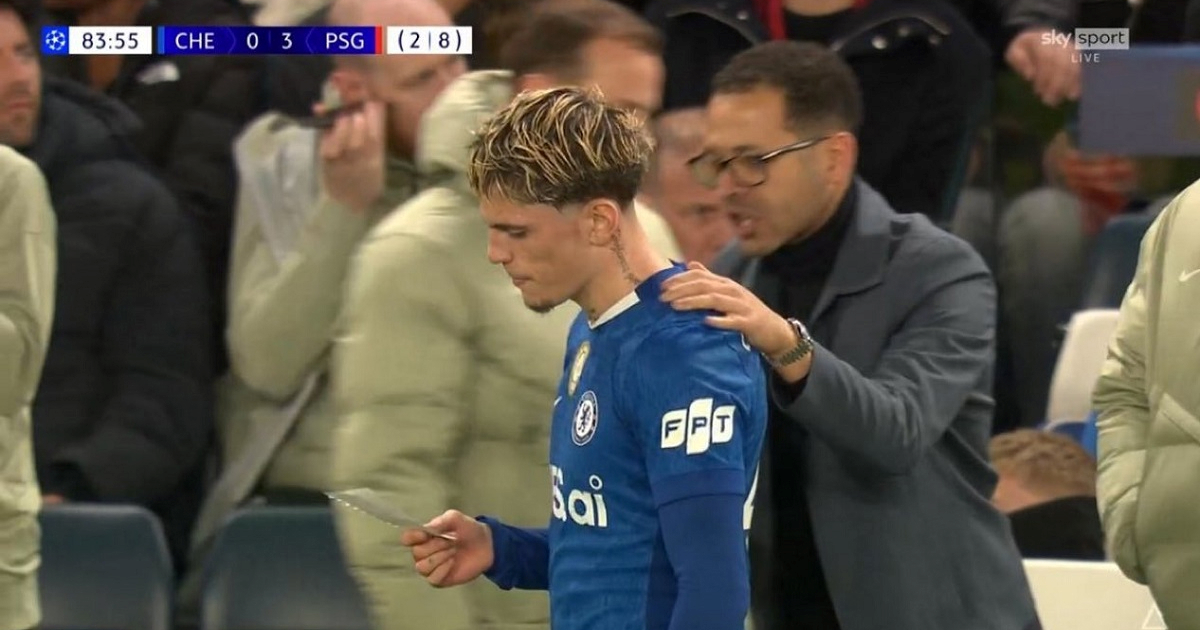 Trener Chelseaja kod 2:8 protiv PSG-a daje upute mladom asu. Njegova reakcija je hit