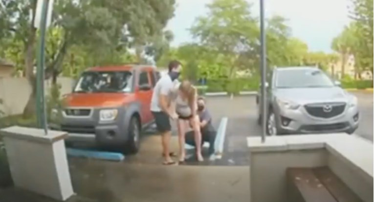 Nevjerojatna snimka: Žena rodila nasred parkirališta, nije stigla do rađaonice