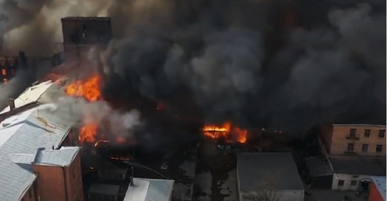 VIDEO Veliki požar u čuvenoj tvornici u Rusiji, poginuo vatrogasac
