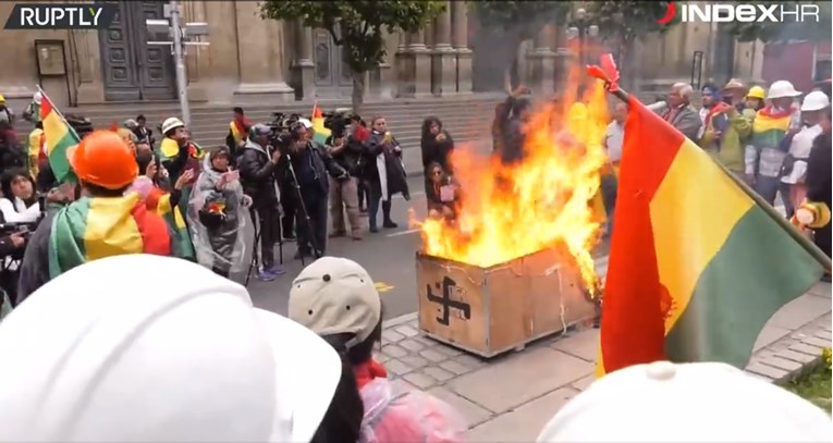 VIDEO Prosvjednici u Boliviji zapalili "lijes Moralesa" nakon njegove ostavke