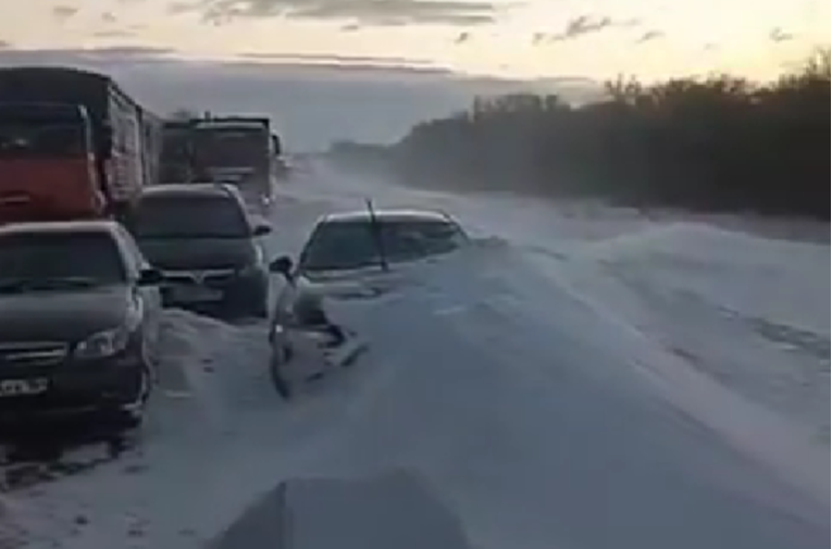 VIDEO Snježna oluja u Rusiji. Sa zametene autoceste evakuirano 148 ljudi