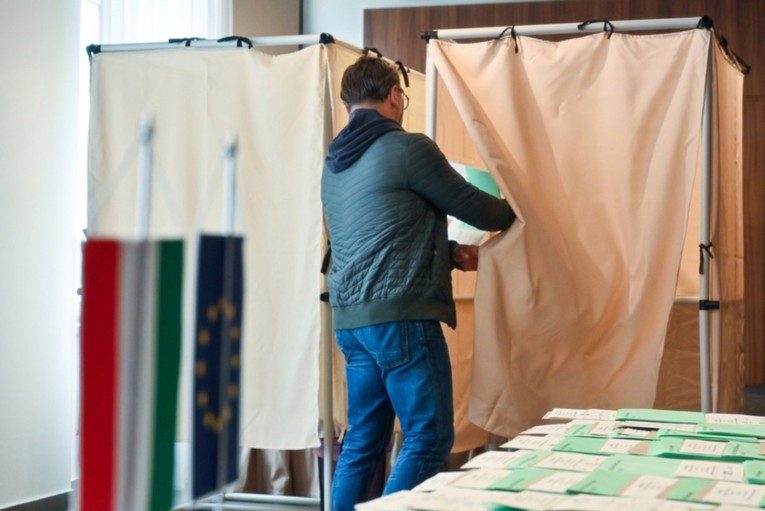 Istraživanje u Mađarskoj: ChatGPT biračima nije preporučivao Magyarovu stranku
