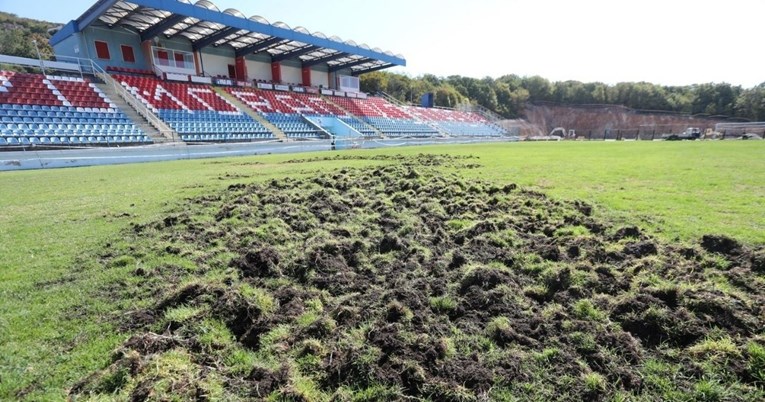 Divlje svinje i dalje noću uništavaju teren bivšeg HNL kluba. Pogledajte kako izgleda