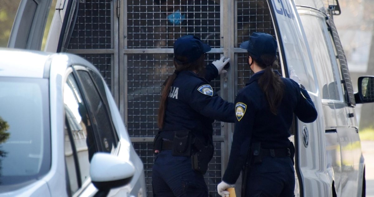 Trojica mladića sinoć divljala po Puli. Razbijali i zaustavili auto pa napali vozača