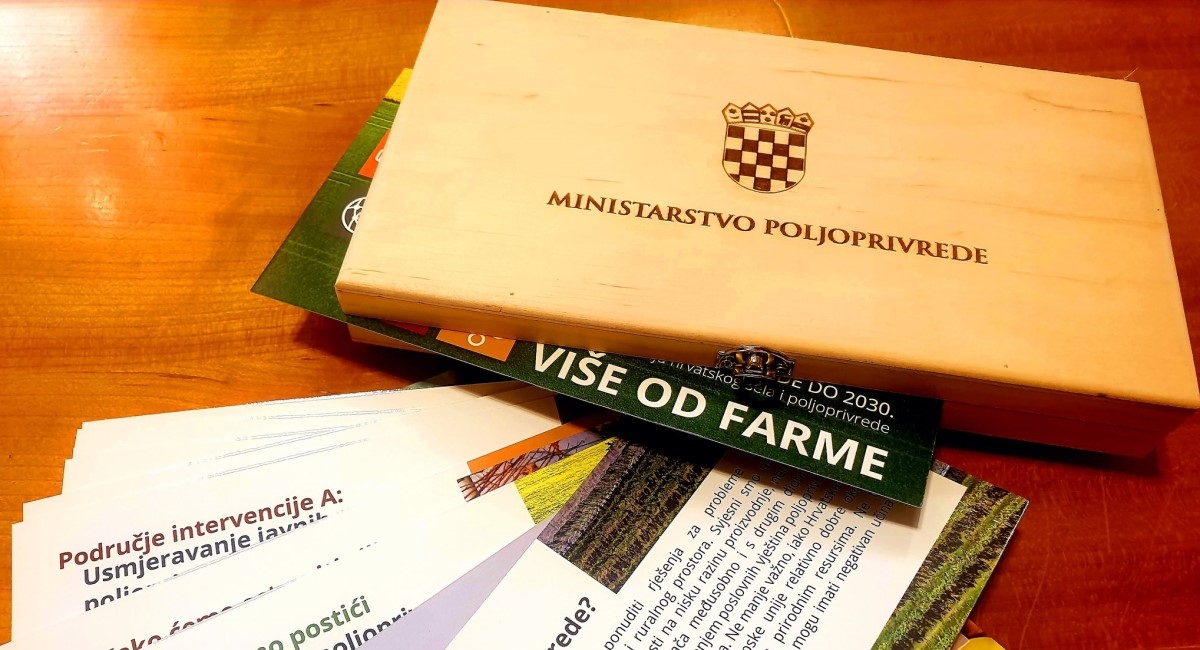 Zastupnici u saboru dobili drvene kutijice. Orešković: Na ovo je potrošen naš novac