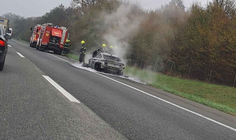 FOTO Na A1 kod Lučkog se zapalio auto, nastala ogromna gužva