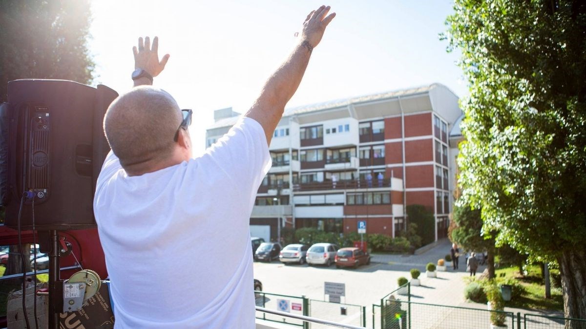 Ekipa Festivala slobode obilazi staračke domove, govore im da korona nije strašna