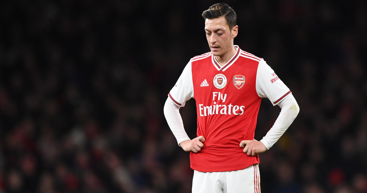 Mesut Özil se na Twitteru zakačio s poznatim britanskim voditeljem Piersom Morganom