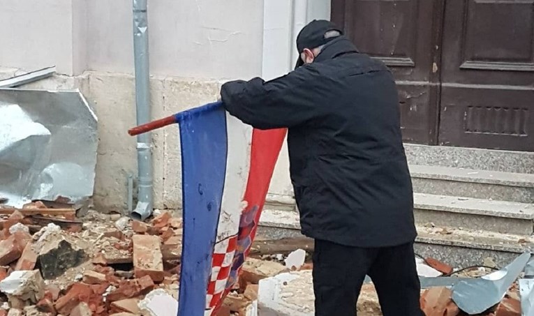 Bosanac u Petrinji izvukao hrvatsku zastavu iz blata: Bilo mi je teško gledati je