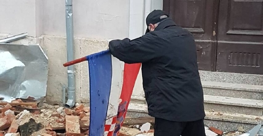 Bosanac u Petrinji izvukao hrvatsku zastavu iz blata: Bilo mi je teško gledati je