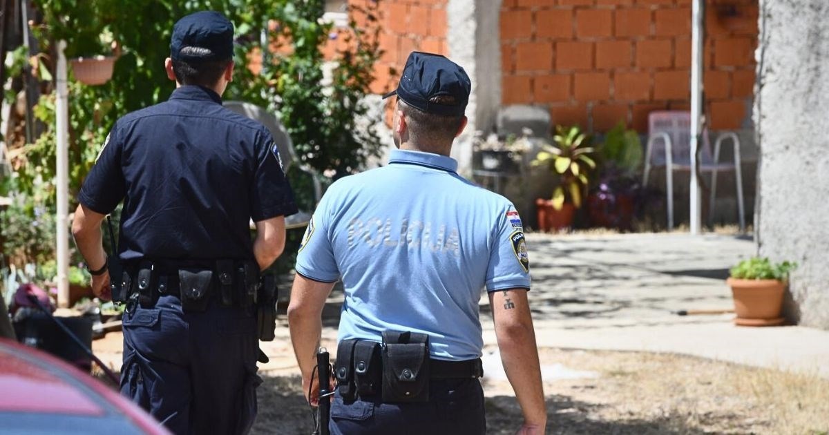 Policija privodila muškarca, prema njima sa sjekirom u ruci krenuo njegov otac (91)