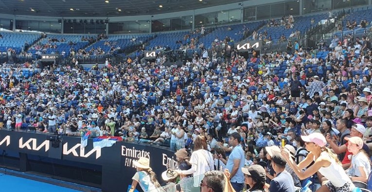 Đoković i Ivanišević izašli su na teren. Tada se razvilo stotine srpskih zastava