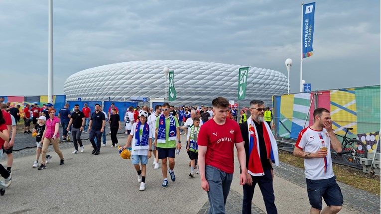 Srbi potišteni napuštaju stadion nakon utakmice, Slovenci su bolje volje