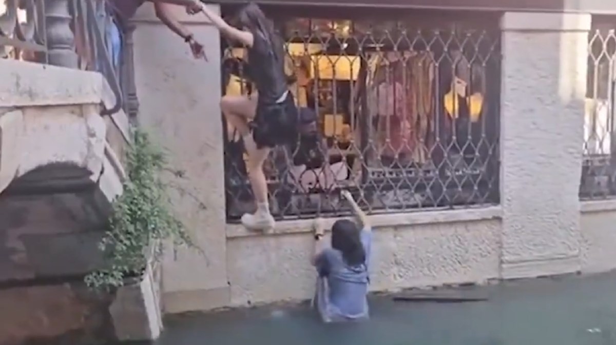 VIDEO Turisti snimali selfije pa potopili gondolu u Veneciji