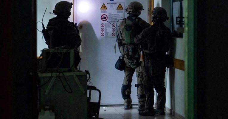 Izrael je tvrdio da je Hamasov zapovjedni centar u bolnici. Upao je, ali dokaza nema