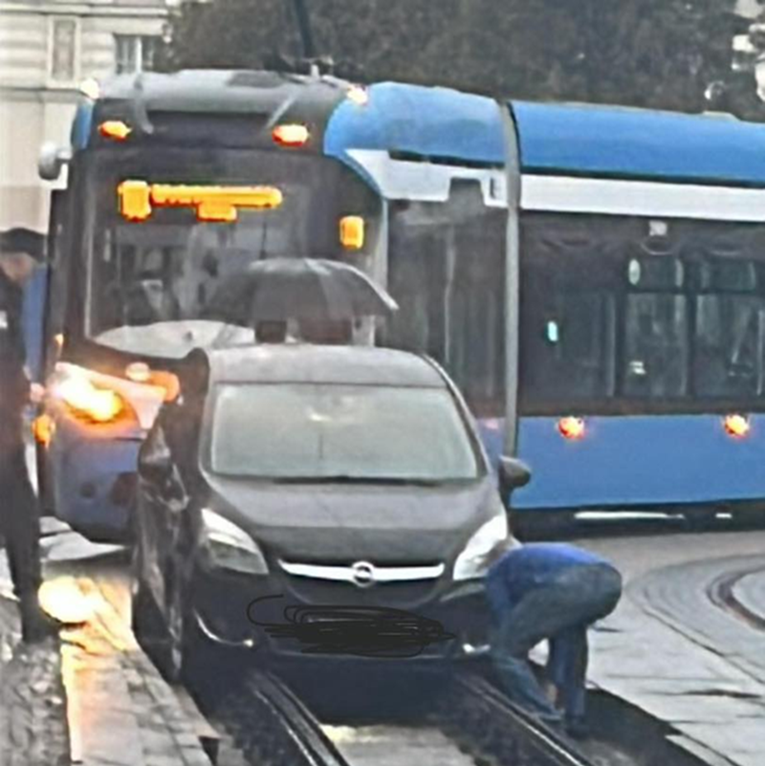 Još jedan auto zapeo u tračnicama na Glavnom kolodvoru u Zagrebu