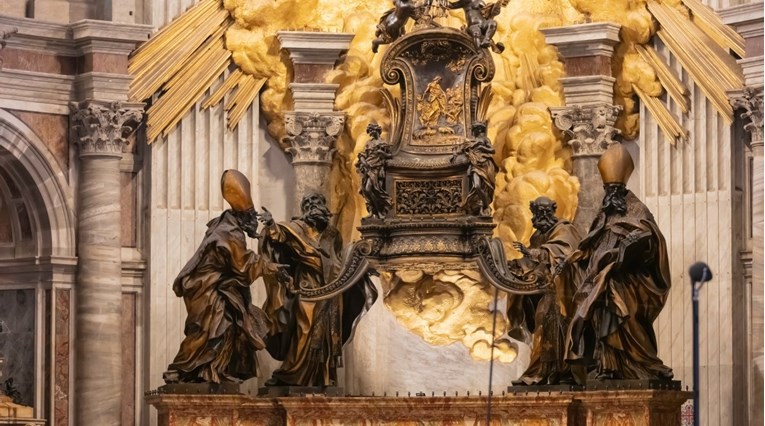 Goli muškarac popeo se na oltar u Vatikanu. Prosvjedovao protiv rata u Ukrajini?