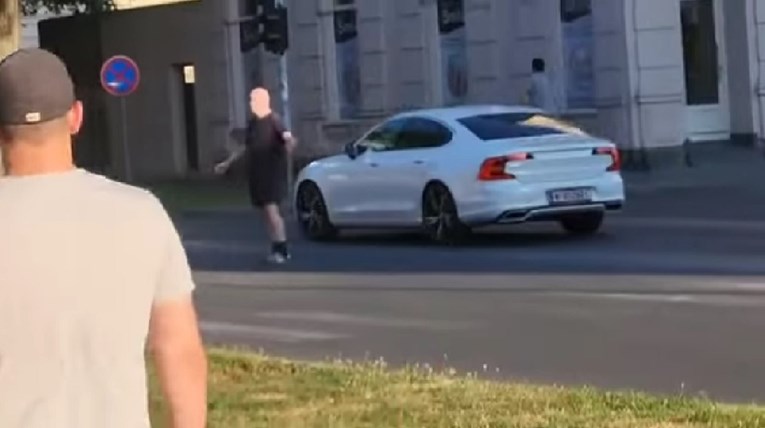 VIDEO Pijani muškarac stajao nasred ceste u Bjelovaru, pokušavao "regulirati" promet