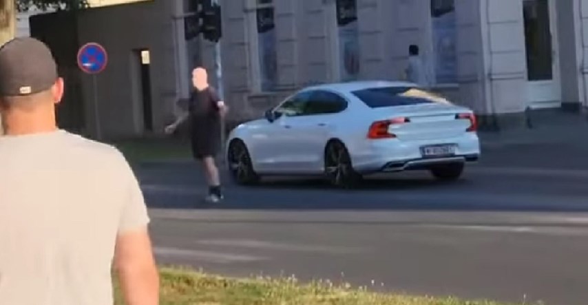 VIDEO Pijani muškarac stajao nasred ceste u Bjelovaru, pokušavao "regulirati" promet