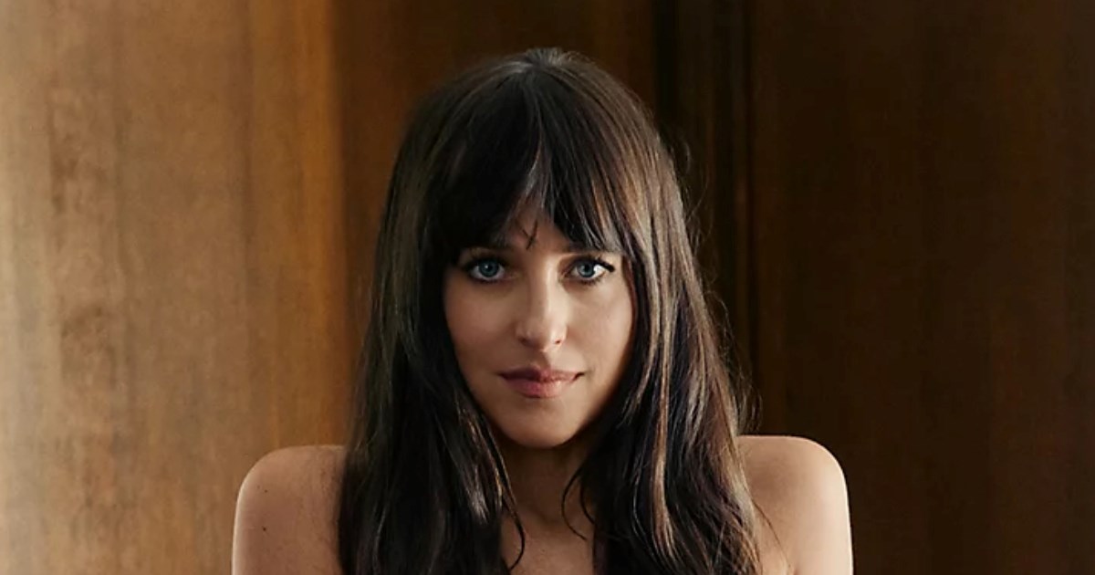 Ništa skinny, Dakota Johnson bira široke i poderane traperice