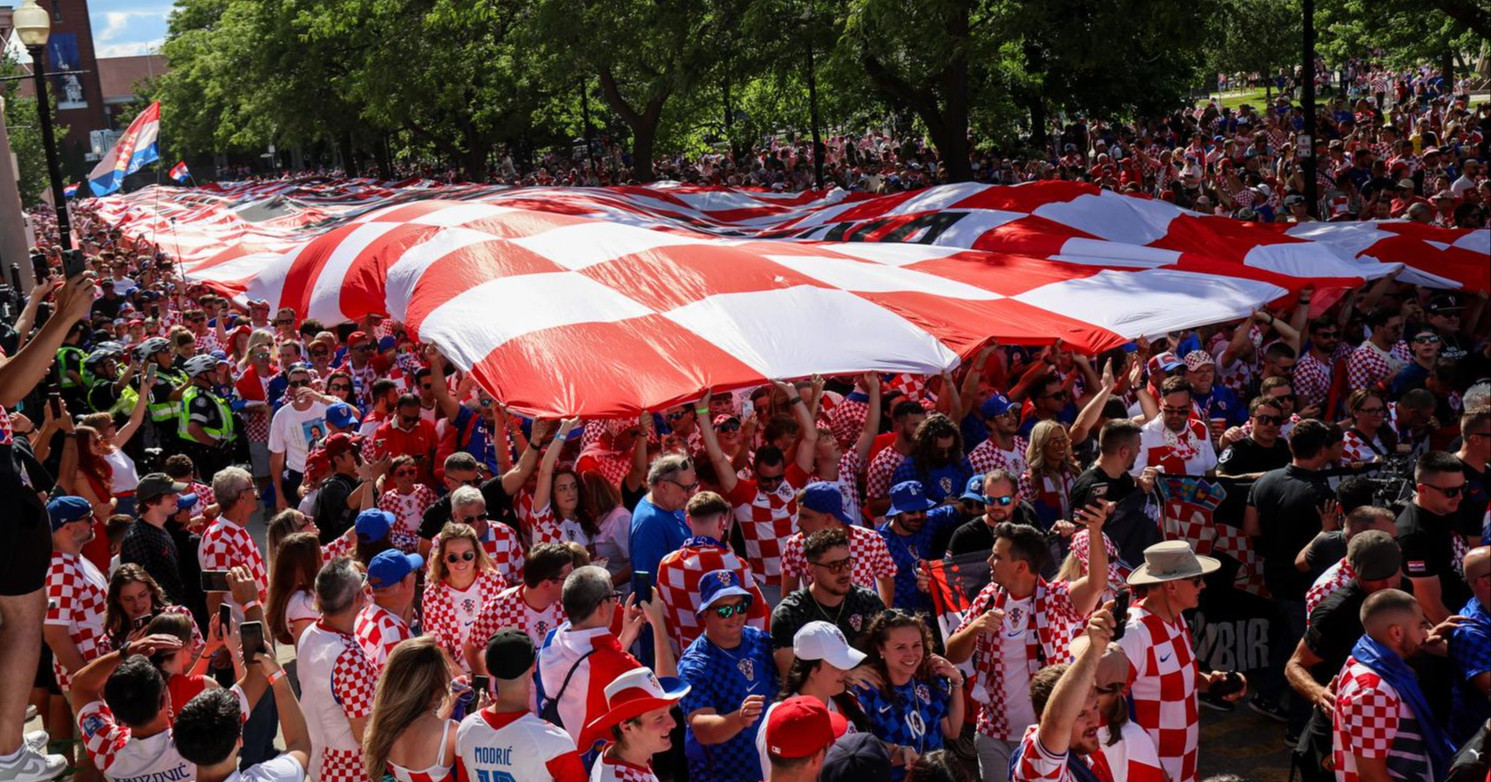 Hrvatski navijači u Torontu hodali prema stadionu sa zastavom od 100 metara