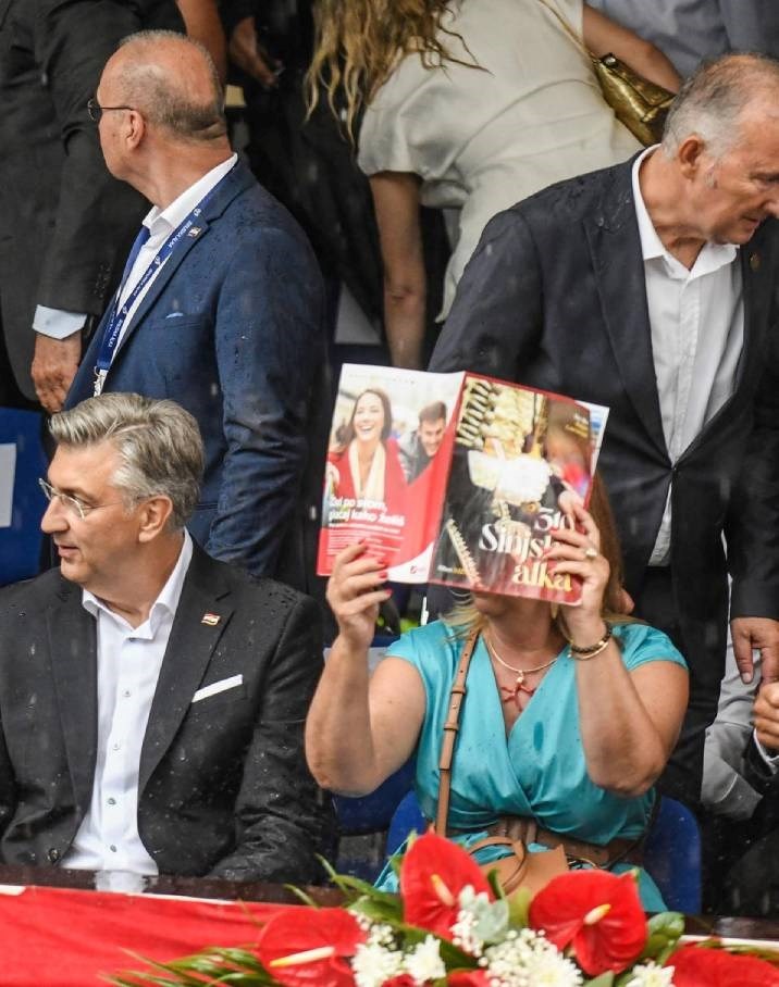 Jandrokovićeva supruga pronašla je način kako se sakriti od pljuska u Sinju ?