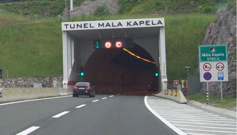 Nesreća u tunelu Mala Kapela, vozi se jednim trakom
