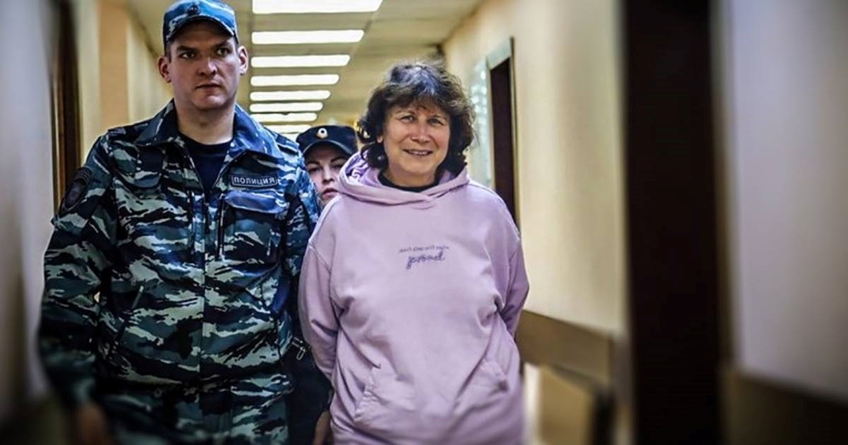 Sude ženi koja je stavila poruku na grob Putinovih roditelja: "Odgojili ste nakazu"