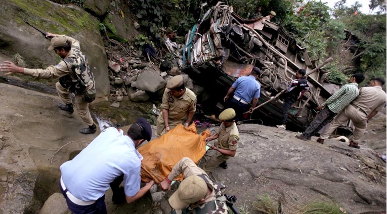 U Indiji školski autobus pao u provaliju, najmanje 11 mrtvih