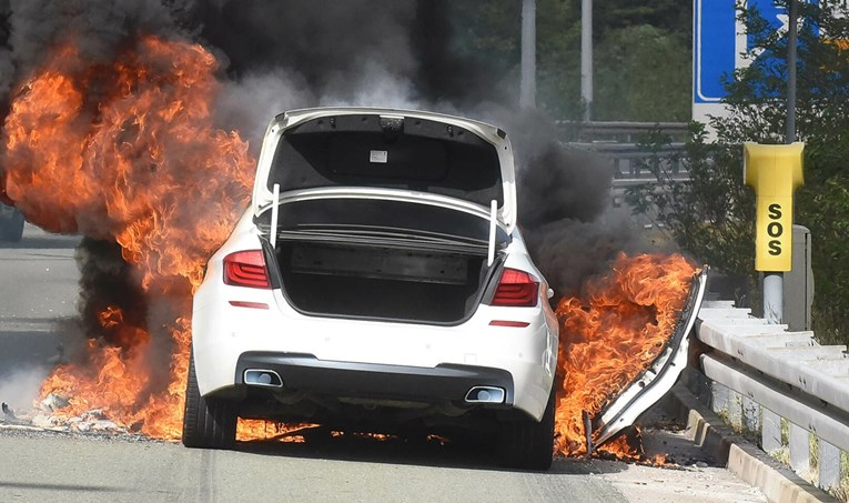 FOTO BMW na riječkoj obilaznici potpuno izgorio