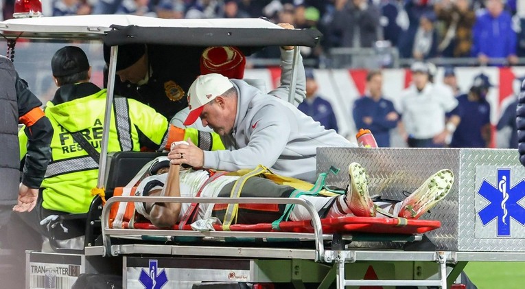 Nova drama u NFL-u. Pokušao uhvatiti Bradyjevo dodavanje i ostao ležati