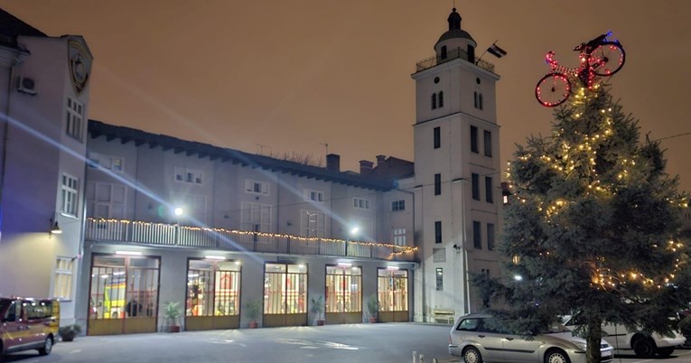 Zagrebački vatrogasci na vrh jelke postavili bicikl: "Podsjeća nas na sve anegdote"