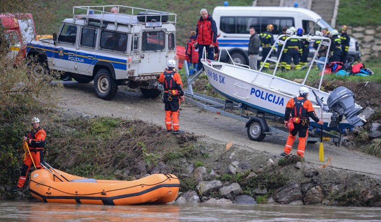 Pokrenuta potraga za nestalom ženom, čamcima i dronom pretražuju obalu Save