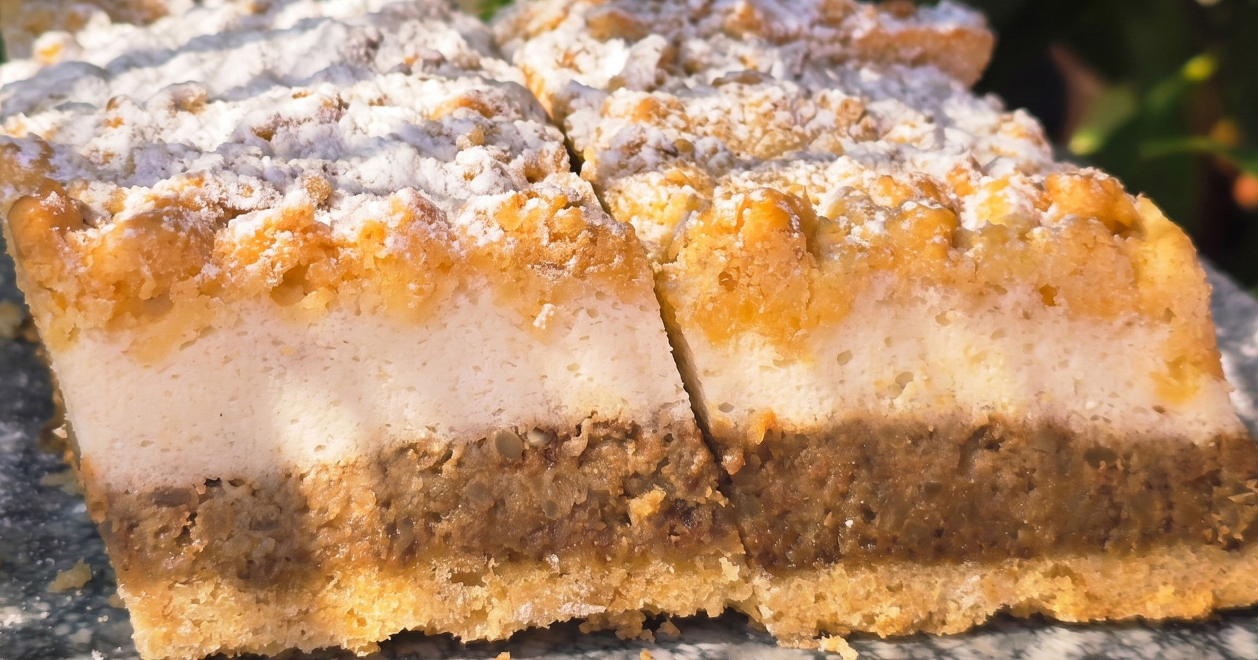 Prhka pita od sira i oraha: Recept za sočnu slasticu s tri sloja