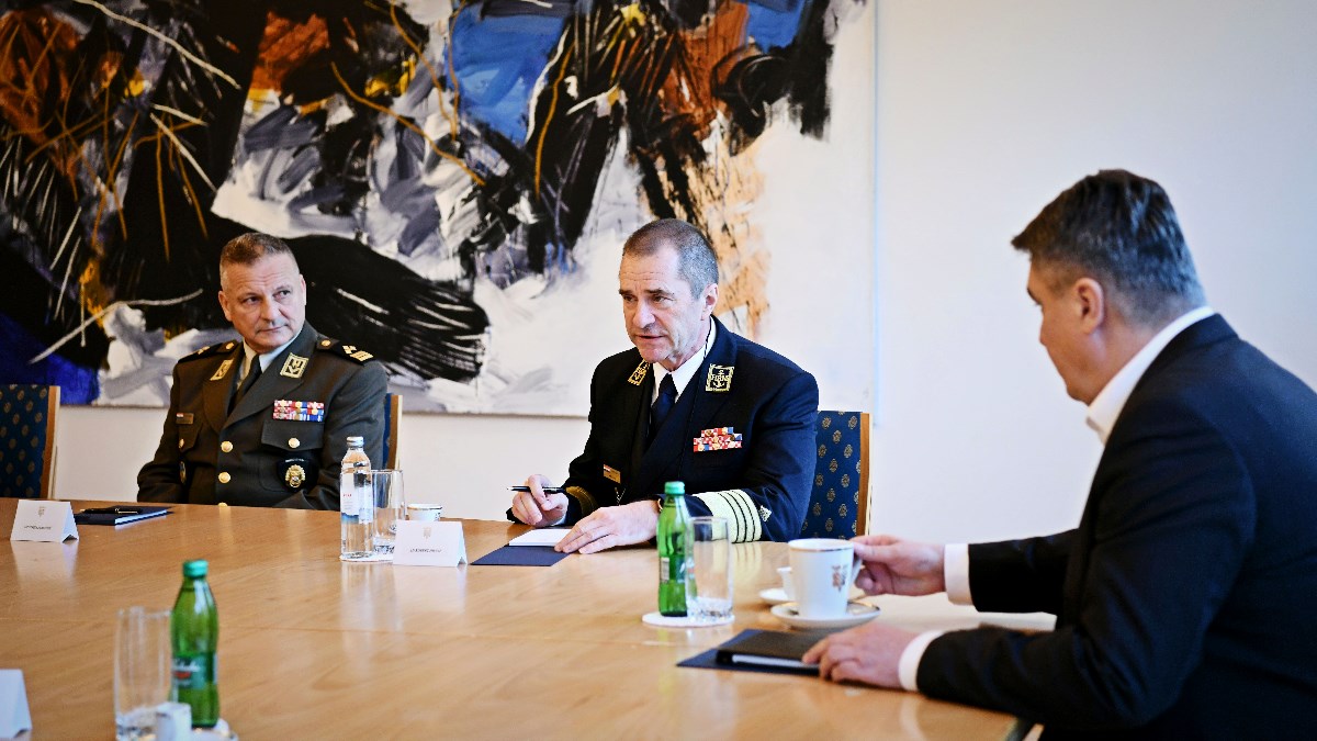 Milanović s najvišim vojnim zapovjednicima: "Hitno nam treba vojna oprema"