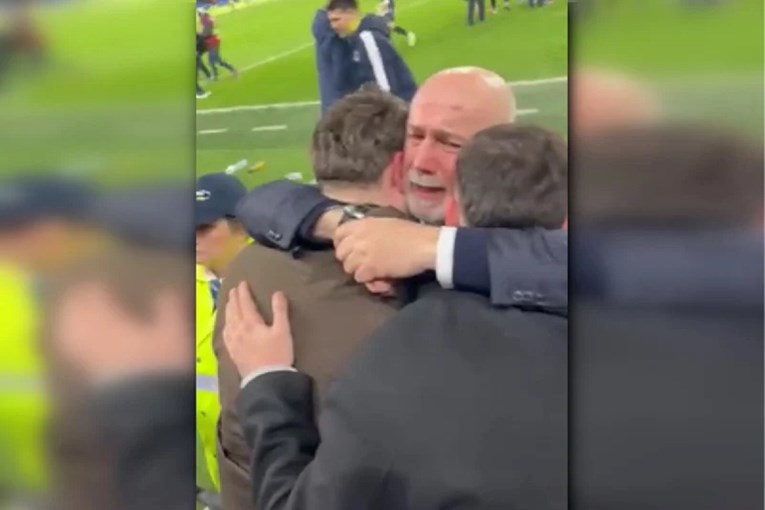 VIDEO Izbornik BiH zaplakao nakon izbacivanja Walesa, slavio grleći sinove