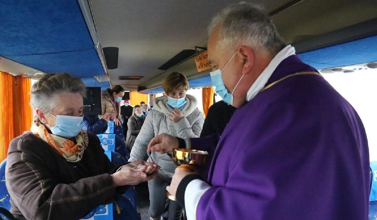 VIDEO Župnik kod Karlovca održao misu, za one koji nisu stali unajmio je autobuse