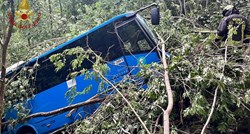 Školski bus u Italiji pao u provaliju od 100 metara, vozača zaslijepilo sunce