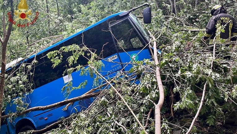 Školski bus u Italiji pao u provaliju od 100 metara, vozača zaslijepilo sunce