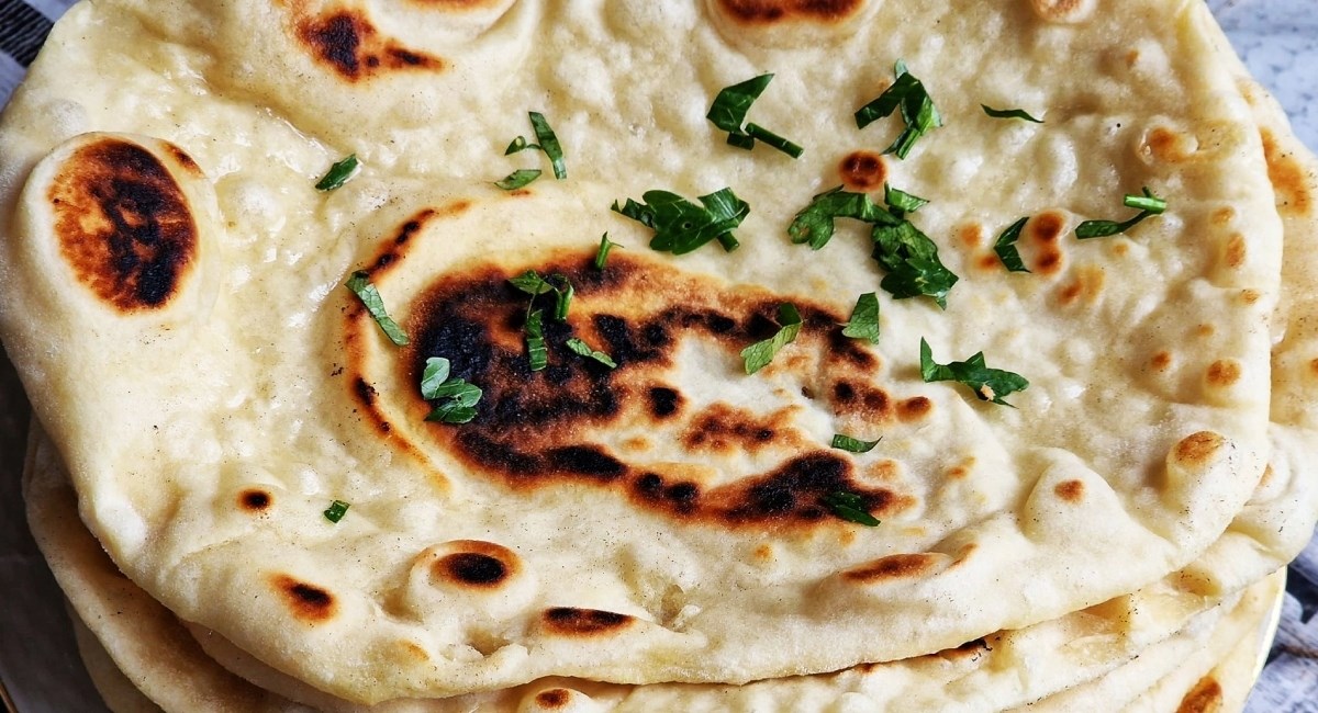 Naan je indijski kruh koji ide uz sve, napravite ga kod kuće poput profesionalca